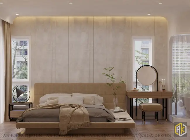 Phòng Ngủ Ấm Áp Và Trang Nhã Với Giường Nệm Êm Ái Tựa Vào Bức Tường Ốp Vải Mềm Mại, Cân Đối Hai Bên Là Cửa Sổ Đón Sáng Tự Nhiên