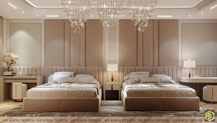 Một Phòng Ngủ Lộng Lẫy Và Đối Xứng Với Hai Giường Đơn Êm Ái Tựa Vào Bức Tường Ốp Nệm Sang Trọng, Được Chiếu Sáng Bởi Ba Chiếc Đèn Chùm Pha Lê Tinh Xảo