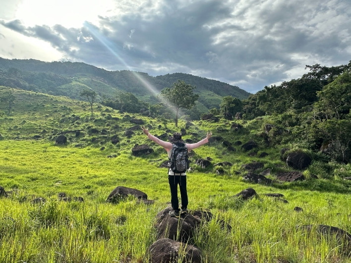 Toàn cảnh Vườn Quốc gia Núi Chúa Ninh Thuận với núi đá và biển xanh