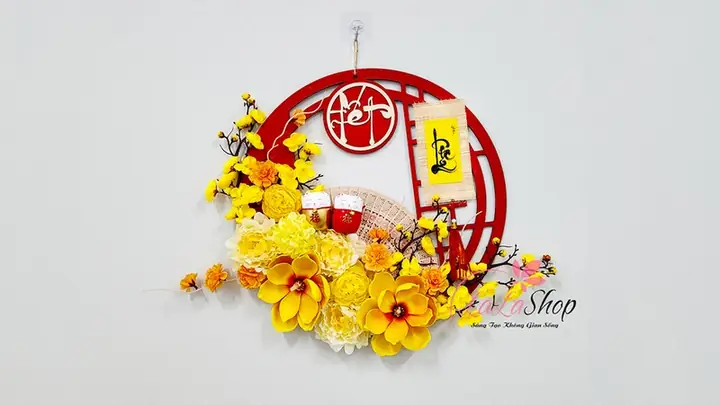 Trang Trí Cầu Thang Với Vòng Hoa Tết