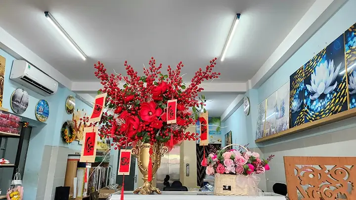 Trang Trí Cầu Thang Với Hoa Tết