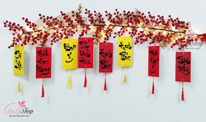 Trang Trí Cầu Thang Với Các Phụ Kiện Treo Tết