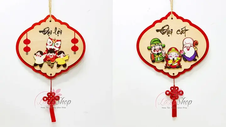 10. Trang Trí Cầu Thang Với Lộc Treo Bảng Gỗ