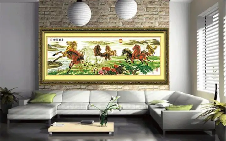 15. Tranh Chữ Thập Tạo Điểm Nhấn Trong Phòng Khách