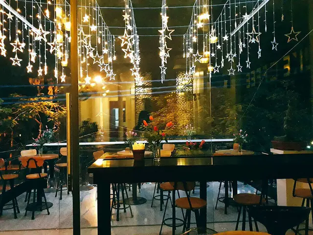 Sử Dụng Đèn Nháy Trang Trí Quán Ăn Ngày Tết