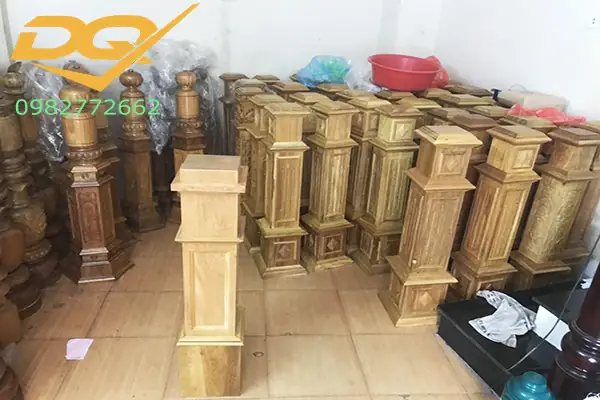 – Chất Liệu Làm Nên Trụ Cầu Thang Gỗ Vuông