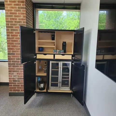 Tủ Quầy Bar Gỗ Sồi & Mây Derry: Nâng Tầm Không Gian Sống Sang Trọng