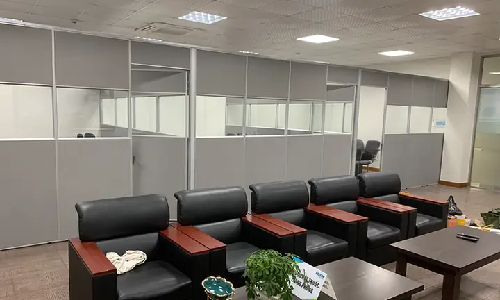 Mẫu Vách Ngăn Văn Phòng Khung Nhôm Nỉ Kết Hợp Kính