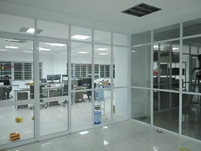 Mẫu Vách Ngăn Văn Phòng Nhôm Kính