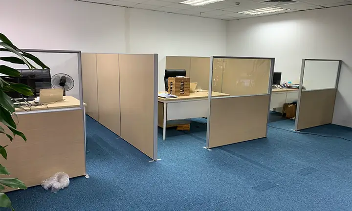 Mẫu Vách Ngăn Văn Phòng Khung Nhôm Gỗ