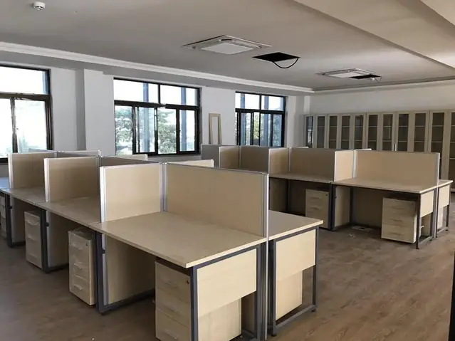 Mẫu Vách Ngăn Văn Phòng Khung Nhôm Gỗ