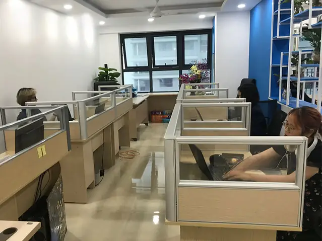 Mẫu Vách Ngăn Văn Phòng Khung Nhôm Gỗ Kết Hợp Kính