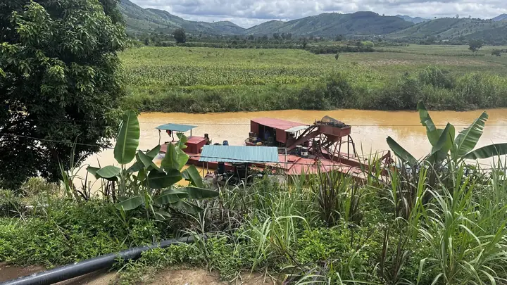 (lsvn) – Trước Những Khó Khăn Vướng Mắc Trong Thực Tế Thực Hiện Các Dự Án Xây Dựng, Thi Công Cao Tốc, Các Đơn Vị Thi Công, Nhà Thầu Khi Trúng Thầu Phụ Thuộc Rất Nhiều Vào Nguồn Nguyên Vật Liệu Xây Dựng Như: Đất, Đá, Cát… Vì Vướng Mắc Liên Quan Đến Những Đặc Thù Đối Với Quy Định Về Luật Đất Đai, Luật Khoáng Sản, Luật Đấu Thầu. Trước Tình Hình Đó, Quốc Hội, Chính Phủ, Các Bộ Ngành Đã Quyết Liệt Chỉ Đạo Xử Lý Nhằm Thực Hiện Tốt Dự Án Trọng Điểm. Trong Đó Có Phong Trào Thi Đua Mà Thủ Tướng Chính Phủ Phát Động “500 Ngày Đên Hoàn Thành 3000km” Cao Tốc Đường Bộ Đưa Vào Sử Dụng Trong Năm 2025.