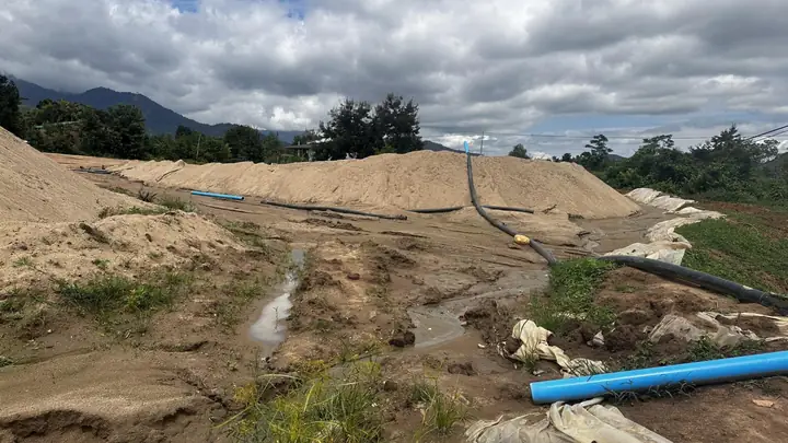 (lsvn) – Trước Những Khó Khăn Vướng Mắc Trong Thực Tế Thực Hiện Các Dự Án Xây Dựng, Thi Công Cao Tốc, Các Đơn Vị Thi Công, Nhà Thầu Khi Trúng Thầu Phụ Thuộc Rất Nhiều Vào Nguồn Nguyên Vật Liệu Xây Dựng Như: Đất, Đá, Cát… Vì Vướng Mắc Liên Quan Đến Những Đặc Thù Đối Với Quy Định Về Luật Đất Đai, Luật Khoáng Sản, Luật Đấu Thầu. Trước Tình Hình Đó, Quốc Hội, Chính Phủ, Các Bộ Ngành Đã Quyết Liệt Chỉ Đạo Xử Lý Nhằm Thực Hiện Tốt Dự Án Trọng Điểm. Trong Đó Có Phong Trào Thi Đua Mà Thủ Tướng Chính Phủ Phát Động “500 Ngày Đên Hoàn Thành 3000km” Cao Tốc Đường Bộ Đưa Vào Sử Dụng Trong Năm 2025.