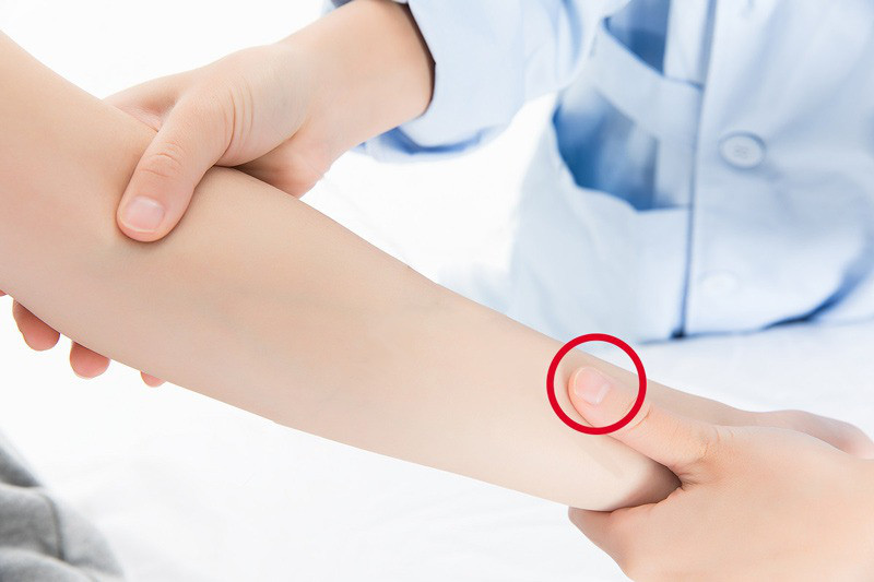 Xác định vị trí huyệt Liệt Khuyết trên cổ tay