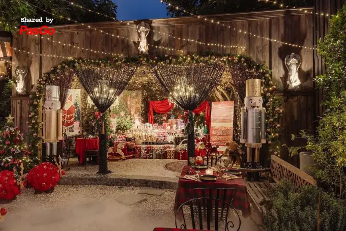 Trang Trí Noel Nhà Hàng Có Khu Vực Ngoài Trời