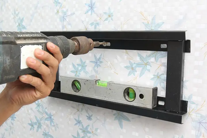 Bước 3: Lắp Giá Treo Tivi Lên Tường