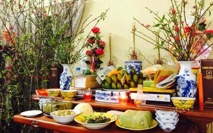 16. Trang Trí Bàn Thờ Gia Tiên