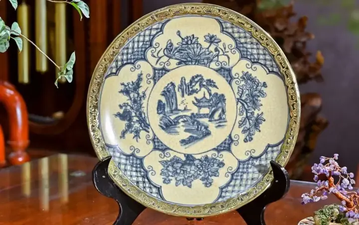 14. Trang Trí Phòng Khách Với Dĩa Cảnh Sứ