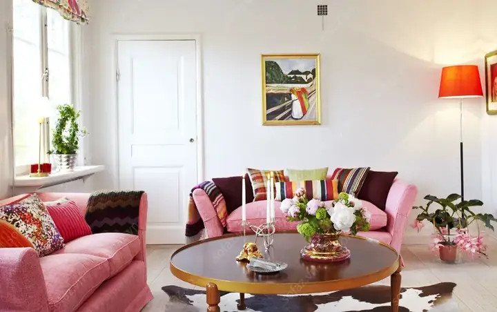 Gối Sofa Họa Tiết Kết Hợp Với Bình Hoa Đỏ Trên Bàn Trà