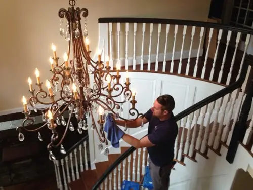 Chuyên Gia Hướng Dẫn Cách Vệ Sinh Đèn Chùm Trang Trí Phòng Khách?