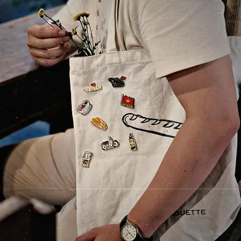 Trang Trí Túi Xách Với Pin Và Ghim Cài