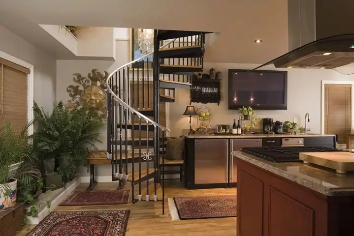 Cầu Thang Xoắn Ốc Giữa Phòng Khách Và Bếp Tiết Kiệm Diện Tích
