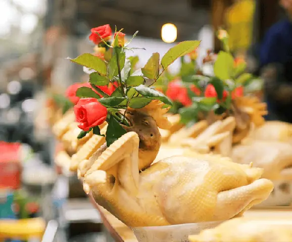 Vì Sao Nên Chọn Gà Trống Hoa Khi Dâng Cúng?