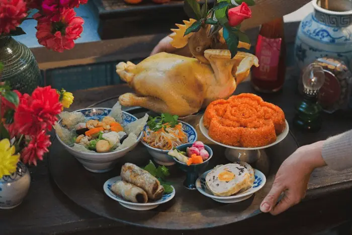 Chọn Hướng Gà Cúng Giao Thừa Quay Đầu Ra Hay Vào?