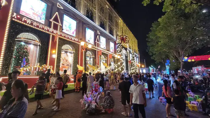 Diamond Plaza Trang Trí Noel 2018: Dấu Ấn Giáng Sinh Sài Gòn ...