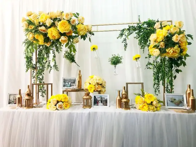 Giá Trang Trí Bàn Gallerry Đám Cưới Tone Vàng Rực Rỡ