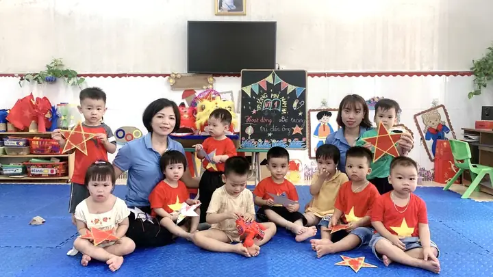 Hoạt Động Trang Trí Đèn Ông Sao Của Các Bé Lớp Nhà Trẻ 1 | Trường ...