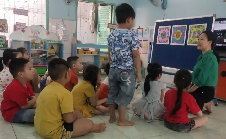 Hoạt Động Học Trang Trí Hình Vuông Của Lớp Lá 2 | Mầm Non Vàng Anh