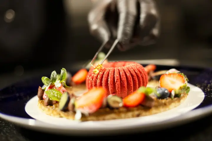 Sự Thật Về Dát Vàng Thực Phẩm Trong Ngành Làm Bánh – United Vision Sự Thật Về Dát Vàng Thực Phẩm Trong Ngành Làm Bánh – United Vision