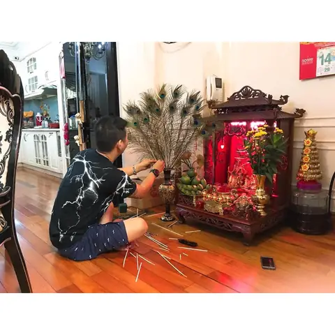 Lông Công Trang Trí Bàn Thờ Có Ý Nghĩa Gì Trong Phong Thủy? Lông Công Trang Trí Bàn Thờ Có Ý Nghĩa Gì Trong Phong Thủy?