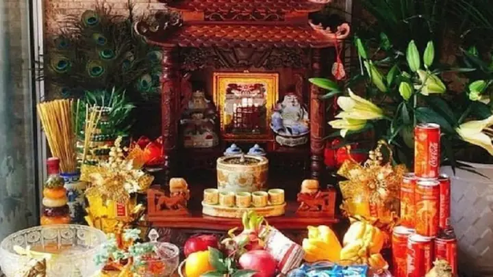 Lông Công Trang Trí Bàn Thờ Có Ý Nghĩa Gì Trong Phong Thủy? Lông Công Trang Trí Bàn Thờ Có Ý Nghĩa Gì Trong Phong Thủy?