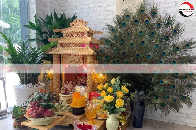 Lông Công Trang Trí Bàn Thờ Có Ý Nghĩa Gì Trong Phong Thủy? Lông Công Trang Trí Bàn Thờ Có Ý Nghĩa Gì Trong Phong Thủy?