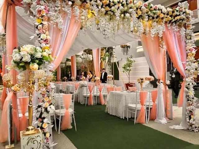 Sân Khấu Đám Cưới Ánh Nến Và Dải Lụa Sân Khấu Đám Cưới Ánh Nến Và Dải Lụa