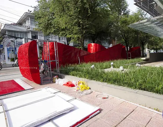 Â Â Khi Nã³i Äáº¿n Viá»c Trang Trã­ Cho Mã¹a Giã¡ng Sinh, Cháº¯c Háº³n Báº¡n Khã´ng Thá» Bá» Sã³t Gã³c Lã M Viá»c Nhá» Xinh Cá»§a Mã¬nh.trang Trã­ Noel Vän Phã²ng Äáº¹p, Äá»c Äã¡o Mã Tiáº¿t Kiá»m Chi Phã­ Lã Äiá»u Mã Ai Cå©ng Quan Tã¢m. Vän Phã²ng Lã M Viá»c Cã´ng Sá» Dá»p Lá» Giã¡ng Sinh Áº¥n Tæ°á»£ng, Cuá»n Hãºt Sáº½ Táº¡o Há»©ng Khá»i Lã M Viá»c Cho Má»i Ngæ°á»i. Trang Trã­ Noel Vän Phã²ng Dá»p Giã¡ng Sinh Vá»i Cã¡c Phá»¥ Kiá»n Trang Trã­ Vá»i Äá» Trang Trã­ Giã¡ng Sinh Noel Äæ¡n Giáº£n Nhæ° Dã¢y Ruy Bäng, Vã²ng Nguyá»t Quáº¿ Noel, Decan, Xá»t Tuyáº¿t, Cã¢y Khã´ Tráº¯ng, Chã¢u Trang Trã­ Noel, Chuã´ng, Ngã´i Sao, Bã´ng Tuyáº¿t, Næ¡, Hoa Tráº¡ng Nguyãªn, Chá»¯ Merry, Trã¡i Thã´ng, Bã³ng Trang Trã­ Noel, Phá»¥ Kiá»n Nhung, Bã´ng Gã²n, Hã Ng Rã O, Há»p Quã , Há»p Quã Treo Cã¢y, Äã¨n Nhã¡y, Dã¢y Trang Trã­ Noel, Cã¢y Thã´ng Noel, Äã¨n Ngã´i Sao Noelâ¦mang Äáº¿n Khã´ng Khã­ Noel Ngáº­p Trã N Cã´ng Sá». Vá»i Nhá»¯ng Cã¡ch Trang Trã­ Vui Nhá»n Vã Dá» Thæ°æ¡ng Sáº½ Lã M Cho Vän Phã²ng Lã M Viá»c Sinh Äá»ng Trong Dá»p Lá» Giã¡ng Sinh. Chá» Cáº§n Má»t Vã I Mã³n Äá» Trang Trã­ Giã¡ng Sinh Báº¡n Sáº½ Gã³p Pháº§n Cáº£i Thiá»n Khã´ng Khã­ Chung Trong Vän Phã²ng Äá»ng Thá»i Sáº½ Táº¡o Thãªm Nhiá»u Cáº£m Há»©ng Lã M Viá»c Cho Báº¡n Vã Cã¡c Äá»ng Nghiá»p.v.i.p Chuyãªn Nghiá»p Vá» Tæ° Váº¥n, Thiáº¿t Káº¿, Trang Trã­ Khã´ng Gian Noel Cho Cã¡c Doanh Nghiá»p, Cã´ng Ty, Khã¡ch Sáº¡n, Nhã Hã Ng, Ngã¢n Hã Ng, Showroom, Phã²ng Træ°ng Bã Y...