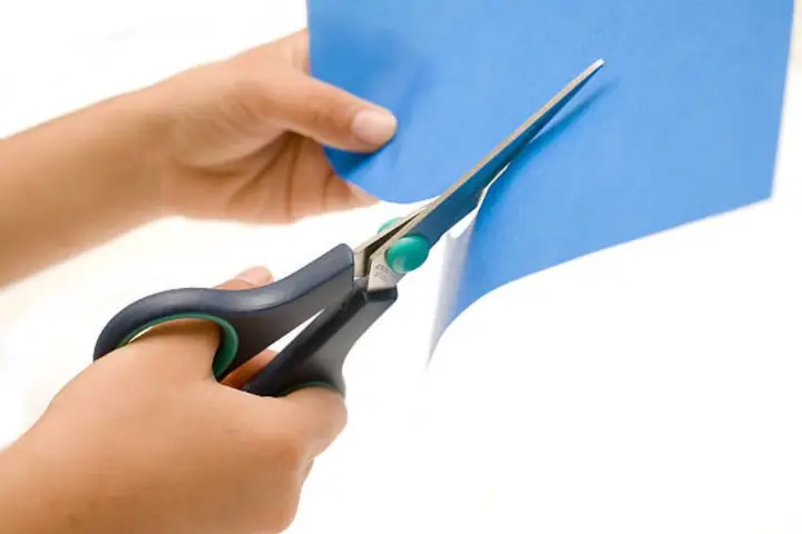 Bước 3: Thực Hiện Cắt Giấy Màu Bước 3: Thực Hiện Cắt Giấy Màu