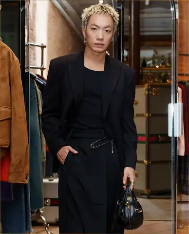 Alex Fox Là Ai? Tiểu Sử, Sự Nghiệp Và Phong Cách Của Giám Đốc Sáng Tạo Tài Năng Alex Fox Là Ai? Tiểu Sử, Sự Nghiệp Và Phong Cách Của Giám Đốc Sáng Tạo Tài Năng