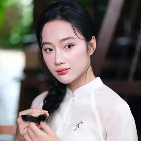 Angela Phương Trinh Là Ai? Tiểu Sử, Hành Trình Và Sự Nghiệp Nhiều Biến Động