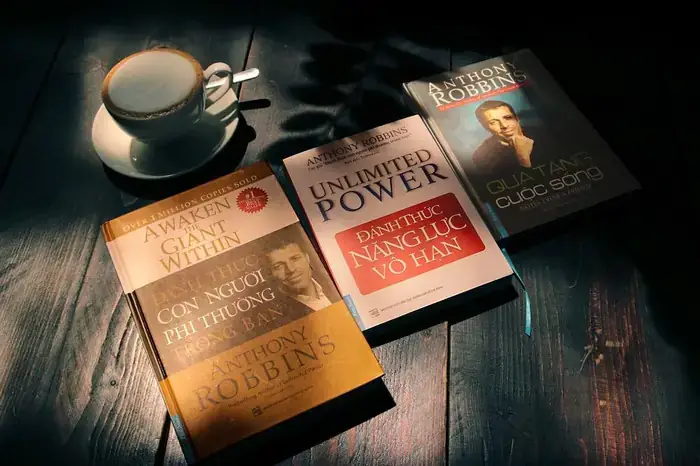 Anthony Robbins Là Ai? Tiểu Sử, Sự Nghiệp & Những Triết Lý Thay Đổi Cuộc Đời