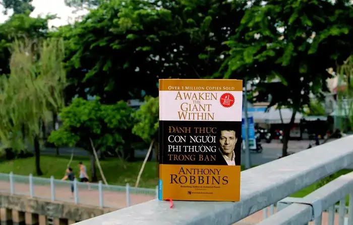 Anthony Robbins Là Ai? Tiểu Sử, Sự Nghiệp & Những Triết Lý Thay Đổi Cuộc Đời