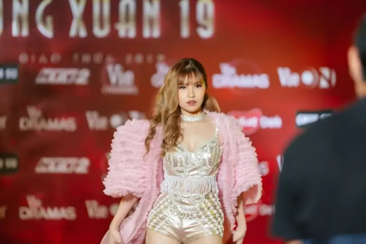 Phân Tích Chiều Sâu Và Ý Nghĩa Bài Hát "người Ấy Là Ai" Từ Ricky Star