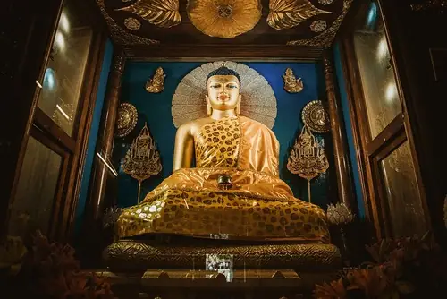 Buddha Là Ai? Nguồn Gốc, Cuộc Đời Và Những Triết Lý Cốt Lõi Của Đức Phật Buddha Là Ai? Nguồn Gốc, Cuộc Đời Và Những Triết Lý Cốt Lõi Của Đức Phật