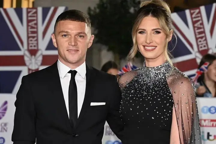 Cầu Thủ Lộ Ảnh Nhạy Cảm: Góc Nhìn Đa Chiều Về Hiện Tượng Đời Tư Công Khai