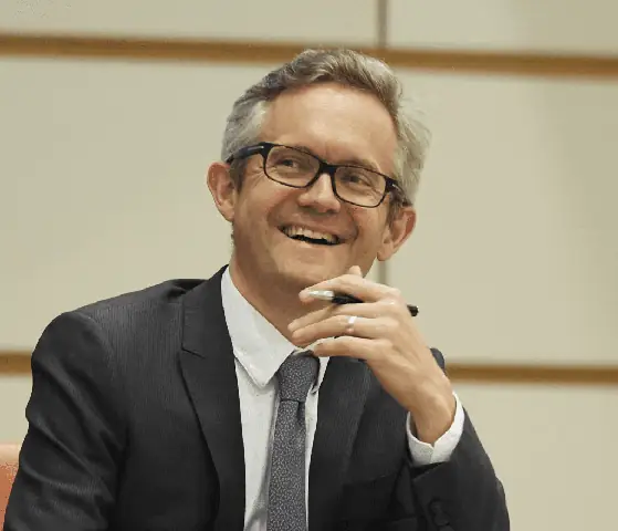 Cg Simon Là Ai? Giải Mã Hành Trình Từ Nghệ Sĩ Cg Đến Người Truyền Cảm Hứng