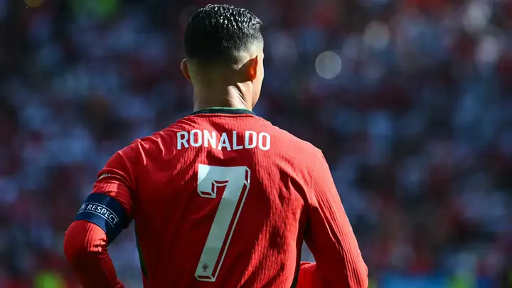 Cr7 Là Ai? Tiểu Sử Đầy Đủ Về Cristiano Ronaldo Và Phong Cách Độc Bản Của Một Huyền Thoại