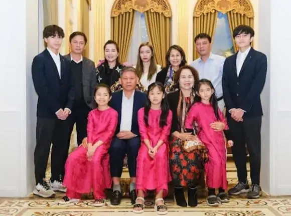 Vợ Đại Gia Kim Cương Là Ai? Hé Lộ Danh Tính Và Câu Chuyện Đằng Sau